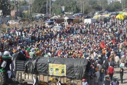 किसानों का ऐलान, PM मोदी और अमित शाह का बंद करेंगे हुक्कापानी, दिल्ली और यूपी बॉर्डर पर प्रदर्शन, बैरिकेडिंग तोड़ी