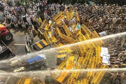 शंभू बॉर्डर पर बवाल, किसानों ने बैरिकेड उखाड़ फेंके, पुलिस ने दागे आंसू गैस के गोले, लाठीचीर्ज, देखें VIDEO