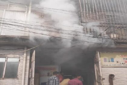 Chandigarh News: हल्लोमाजरा में मोमबत्ती फैक्ट्री में लगी भीषण आग, मौके पर पहुंची फायर ब्रिगेड