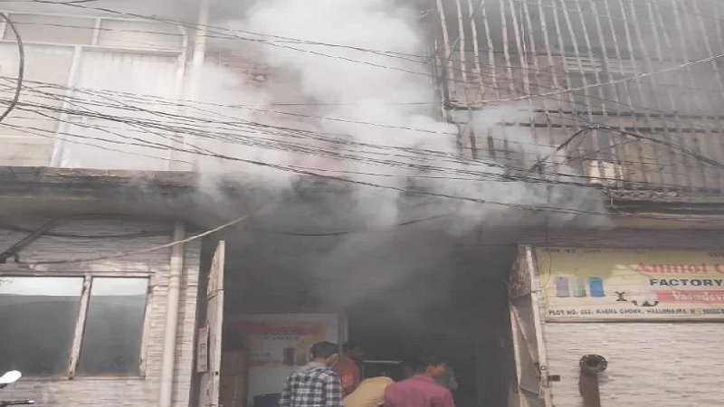 Chandigarh News: हल्लोमाजरा में मोमबत्ती फैक्ट्री में लगी भीषण आग, मौके पर पहुंची फायर ब्रिगेड