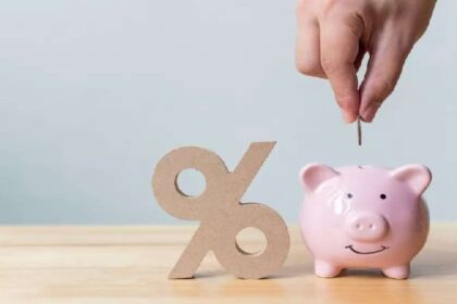 FD Interest Rates: एक्सिस बैंक के एफडी निवेशकों को झटका, बैंक ने ब्याज दर घटाई