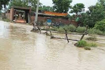 यूपी के बलरामपुर में बाढ़ पीड़ितों की परेशानी से बेपरवाह है जिला प्रशासन