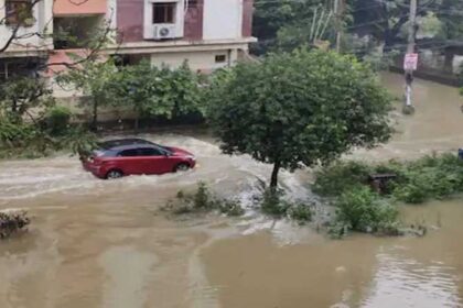 घरों में घुसा पानी, सड़क पर बह गई कार...भारी बारिश से बना भयावह मंजर