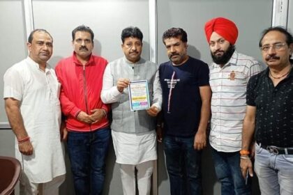 Punjab News: विधायक रमन अरोड़ा को फ्री मेडिकल कैंप का दिया निमंत्रण पत्र