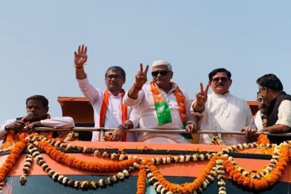 पश्चिम बंगाल : परिवर्तन यात्रा में उमड़ा जनसैलाब, जय श्रीराम के नारों के बीच केंद्रीय मंत्री शेखावत बोले- 'अबकी बार दीदी सरकार जावे'