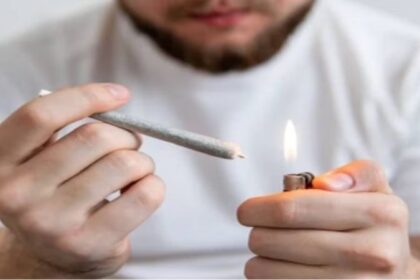 Job Offer For Weed Smokers: गांजा फूंकिये और पाइए 88 लाख की सैलरी, इस कंपनी ने निकाली गांजा फूंकने की नौकरी