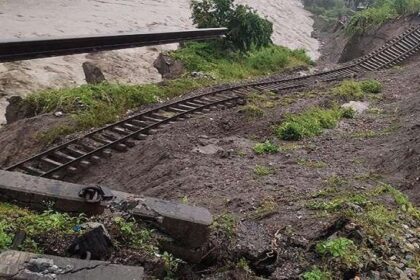 उत्तराखंड में आफत: गौला नदी ने दिखाया रौद्र रूप, बह गया काठगोदाम रेलवे स्टेशन का ट्रैक, कई ट्रेनें स्‍थगित