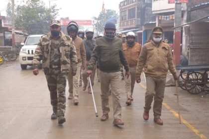 Gonda News: चौकी प्रभारी हथियागढ़ दिलीप कुमार उपाध्याय ने पैरा मिलिट्री के साथ किया फ्लैग मार्च