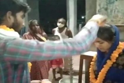 कोरोना संकट : बारात में दूल्हे के साथ आया सिर्फ एक बाराती, दुल्हन की मां ने मंदिर में करवाए सात फेरे