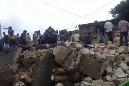 Building Collapse: दो मंजिला इमारत गिरने से बड़ा हादसा, कई लोग फंसे होने की आशंका, बचाव कार्य जारी