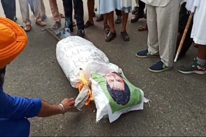 जालंधर में सिख संगतों ने फूंका गुरदास मान का पुतला, कहा - पुलिस जानबूझकर नहीं कर रही है गिरफ्तार