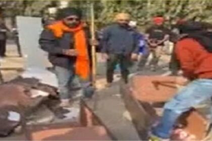 Punjab News: गुरुद्वारे के अंदर बेंच तोड़ने का वीडियो वायरल, अमृतपाल सिंह ने दिया ये संदेश