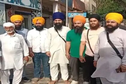 Punjab News: पंजाब के इस जिले में बेअदबी, सड़क किनारे गुटका साहिब के मिले टुकड़े