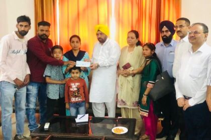 Punjab News: ऊर्जा मंत्री ने ड्यूटी के दौरान जान गंवाने वाले कर्मचारी के परिवार को 5 लाख रुपए की सहायता राशि का चैक सौंपा