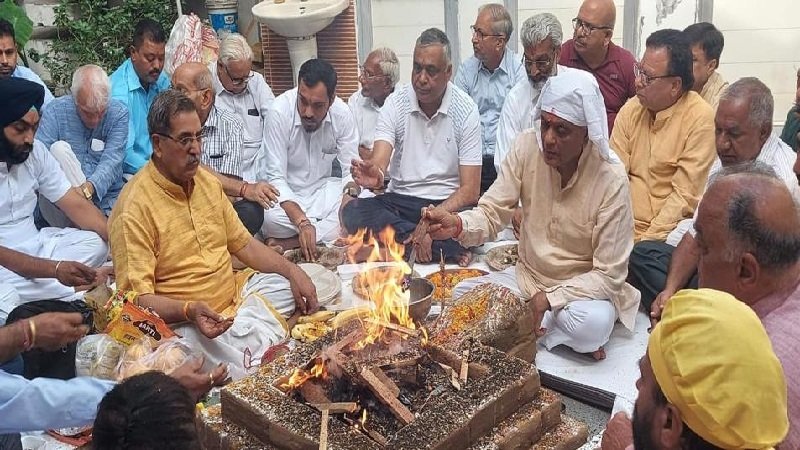 Death Anniversary: स्व. मनमोहन कालिया की पुण्य तिथि पर हवन यज्ञ का आयोजन