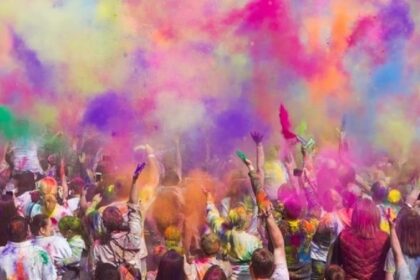 Holi 2023: होली पर यहां फूल नहीं, बरसाए जाते हैं पत्थर, खेली जाती है 'खूनी होली'