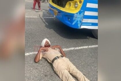 Jalandhar News: अपने ही विभाग के खिलाफ प्रदर्शन करता होमगार्ड सड़क पर लेटा, जाने क्या है मामला