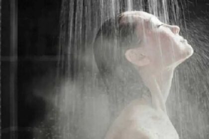 Hot Bath Disadvantage: गर्म पानी से नहाते हैं तो हो जाएं सावधान, नहीं तो हो सकती है यह परेशानियां