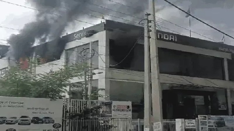 Fire News: हुंडई कार के शोरूम में लगी भीषण आग, कई गाड़ियां जलकर हुई राख