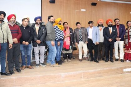 IKGPTU: आई.के.जी पी.टी.यू के अटेंडेंट को यूनिवर्सिटी की तरफ से सेवानिवृति पर दी गई विदायगी पार्टी