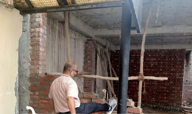 नगर निगम की टीम ने बड़ी कार्रवाई, अवैध रूप से बन रही मार्केट की 15 दुकानें ढहाई