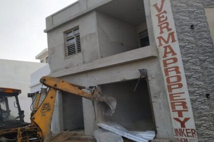 ये कैसी कार्रवाई: गुलमर्ग कालोनी में अवैध रूप से बन रही दुकानों पर चली डिच, 500 मीटर आगे बन रही अवैध कालोनी पर 'मेहरबानी'