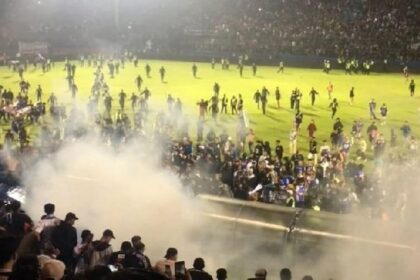 Indonesia Football Stadium: स्टेडियम में खेल फुटबॉल का नहीं, बल्कि मौत का