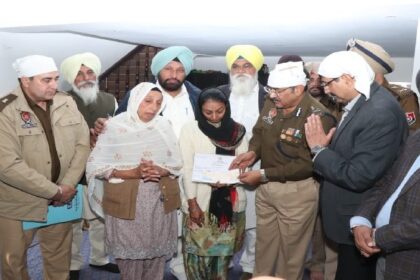 Jalandhar News: भगवंत मान के निर्देशों पर ए. डी. जी. पी. कानून और व्यवस्था ने शहीद कांस्टेबल मनदीप सिंह के परिवार को 2 करोड़ रुपए के चैक सौंपे