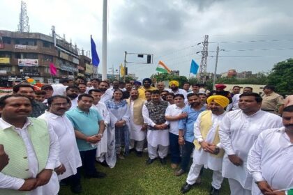 Independence Day 2023: जालंधर के सांसद सुशील कुमार रिंकू ने 100 फीट ऊंचा तिरंगा फहराया