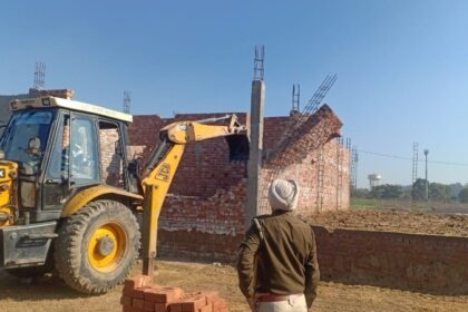 Jalandhar News: पांच साल बाद कांग्रेस विधायक के हलके में अवैध कालोनी पर चली डिच, कालोनाइजर ने निगम अफसर को धमकाया