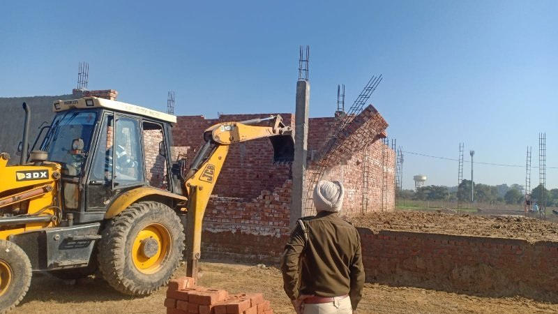 Jalandhar News: पांच साल बाद कांग्रेस विधायक के हलके में अवैध कालोनी पर चली डिच, कालोनाइजर ने निगम अफसर को धमकाया