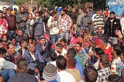 Jalandhar News: जालंधर में DC दफ्तर के बाहर जबरदस्त हंगामा, जाने क्या है मामला