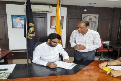 Jalandhar News: शिव सेना जिला अध्यक्ष द्वारा गलियों में रुके हुए सीवेज की सफाई के संबंध में आवेदन