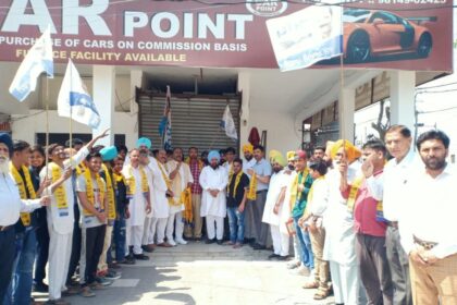 Jalandhar By Poll: जालंधर हल्के के बड़ी संख्या में लोगों ने थामा आम आदमी पार्टी का झाड़ू