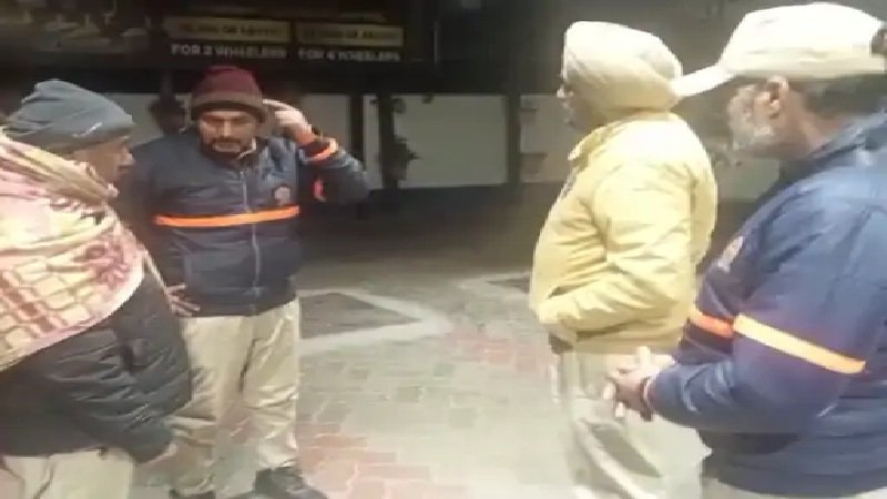 Loot In Jalandhar: जालंधर में बंदूक की नोक पर पेट्रोल पंप पर लूट, गाड़ी लूटकर भागे लुटेरे