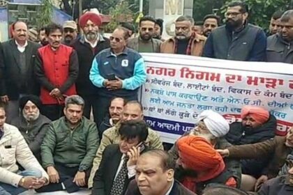 Jalandhar News: जालंधर में कांग्रेस का नगर निगम दफ्तर के बाहर जमकर हंगामा, सरकार के खिलाफ की नारेबाजी