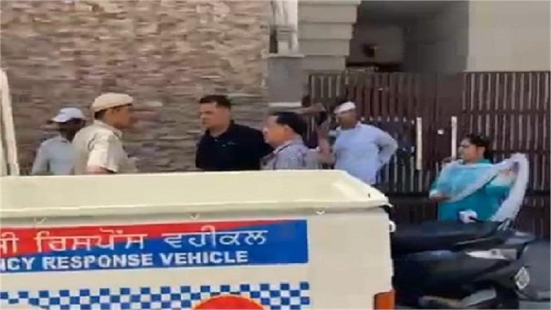 Jalandhar News: जालंधर में इस नामी स्कूल के बाहर हंगामा- चले हथियार, एक घायल