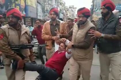 Jalandhar News: जालंधर में दुकानदारों ने किया रोड जाम, धरने पर बैठे प्रधान को उठा ले गई पुलिस