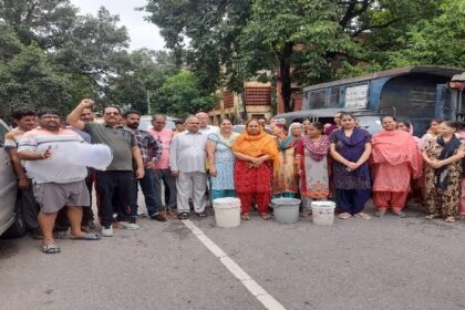 Jalandhar News: जालंधर में निगम दफ्तर के बाहर भारी हंगामा, लोगों ने जमकर की नारेबाजी
