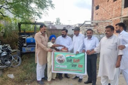 Jalandhar News: मेरी मिट्टी मेरा देश अभियान के तहत राजेश बाघा व अन्य भाजपा नेताओं ने काठगढ़ स्थित डेरा बाबा सरवन दास बोह्ड़ी साहिब में नतमस्तक हो मिट्टी की एकत्र