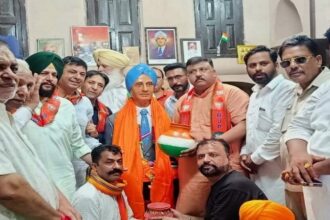 Punjab News: जीवन गुप्ता ने 'मेरी माटी मेरा देश' अभियान के तहत शहीद करतार सिंह सराभा के घर से मिट्टी एकत्रित कर कलश में डाली