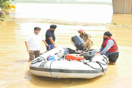 Flood In Punjab: होशियारपुर ज़िले के प्रभावित गाँवों में जाकर लोगों को सुरक्षित बाहर निकाला