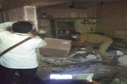 मुंबई पहुंचने से पहले ही कंगना के घर पर BMC ने चलाया बुलडोजर,  कंगना बोली - ना डरूंगी, ना झुकूँगी