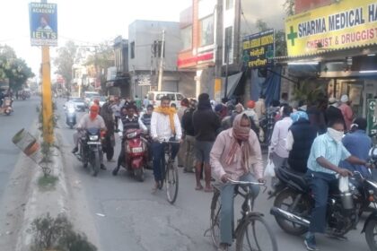 कपूरथला में सोशल डिस्टेंस का बना मजाक, दवा की दुकानों पर उमड़ी भीड़, डीसी ने क्या कहा, देखें VIDEO