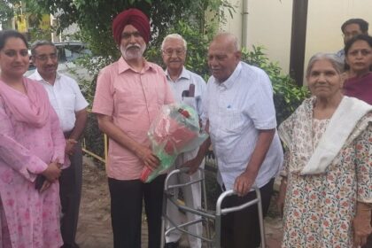 Independence Day 2023: कपूरथला के डीसी ने अनाथ आश्रम के बच्चों को फल-फ्रूट किए भेंट