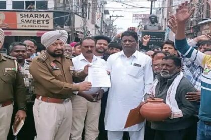 Punjab News: नगर निगम कर्मचारियों ने घड़ा तोड़ किया प्रदर्शन, DC को सौंपा ज्ञापन सौंपा