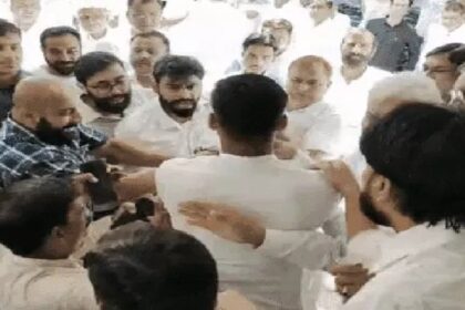 Political News: बैठक के दौरान कांग्रेस कार्यकर्ताओं में चले लात-घूंसे, हंगामे के बाद दोनों पक्षों को करवाया गया शांत