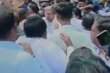 Political News: कांग्रेस के वरिष्ठ नेता ने समर्थक को मारा थप्पड़