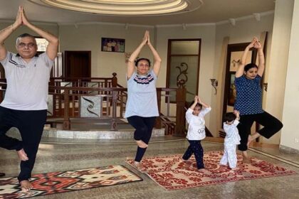 अंतर्राष्ट्रीय योग दिवस पर जालंधर में पूर्व सीपीएस केडी भंडारी ने परिवार सहित घर में किया योग