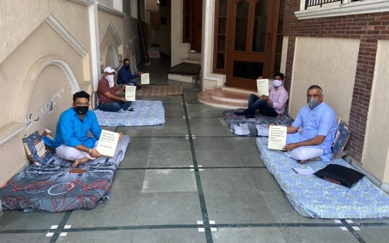 जालंधर में BJP के पूर्व विधायक केडी भंडारी ने अपने समर्थकों के साथ घर में ही लगाया धरना, जाने वजह, देखें VIDEO